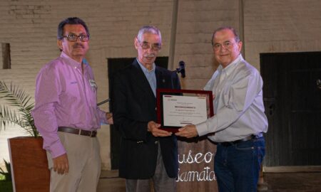 Rinde-Gobierno-de-Matamoros-homenaje-al-Dr-Ignacio-Trigos-de-la-Fundacion-Cambiando-Sonrisas-A-C