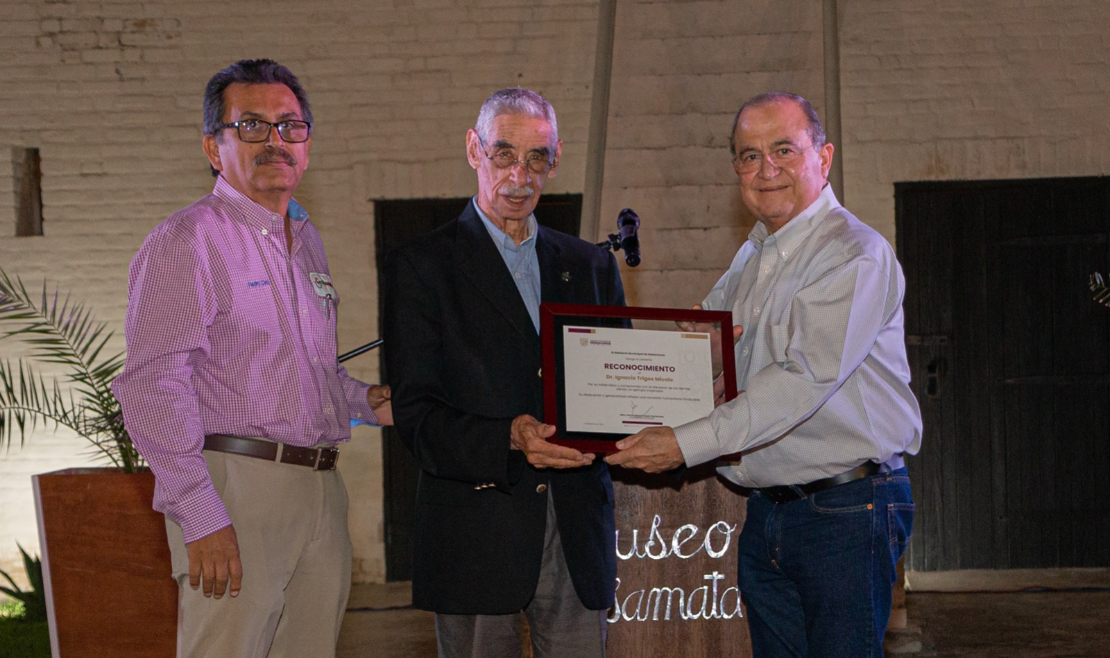 Rinde-Gobierno-de-Matamoros-homenaje-al-Dr-Ignacio-Trigos-de-la-Fundacion-Cambiando-Sonrisas-A-C