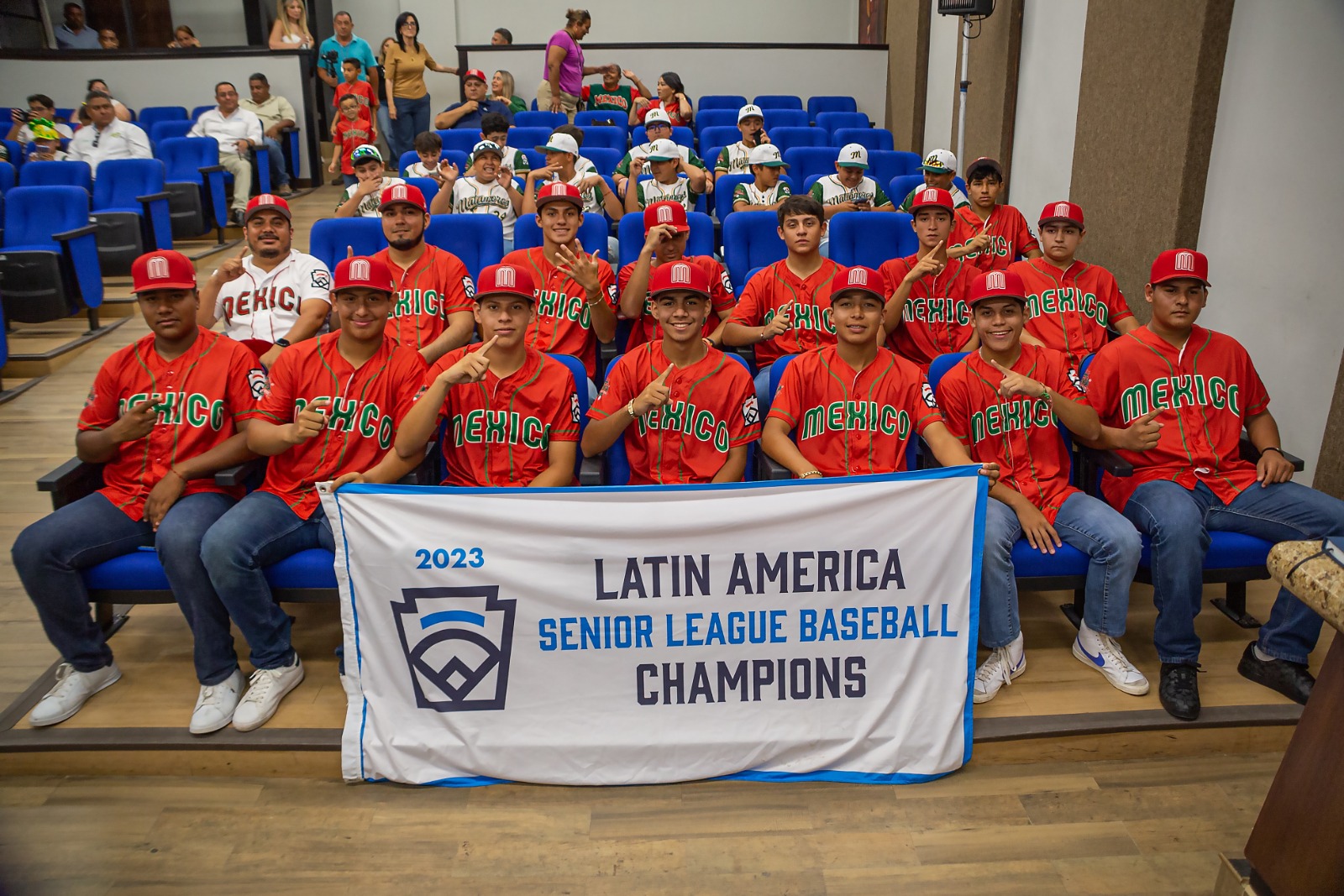 Reconoce Alcalde Mtro. Mario Alberto López Hernández a los Peloteritos campeones Latinoamericanos de la Matamoros A.C.