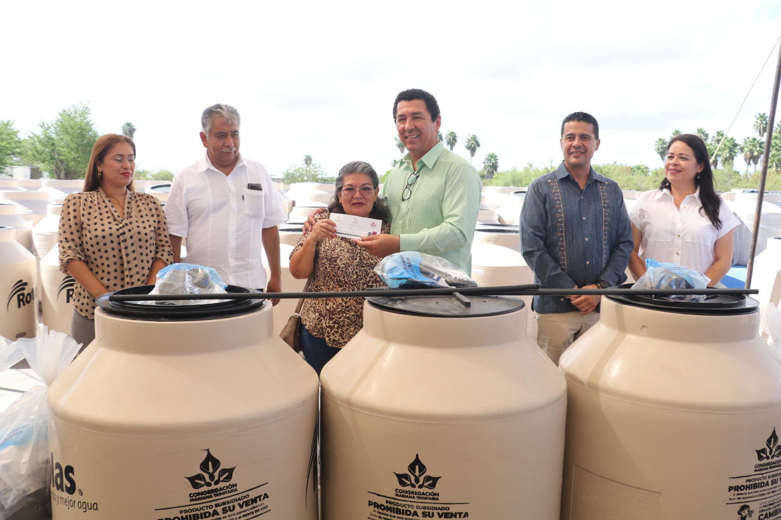 Llama Alcalde Mario López a extremar cuidado del agua; entrega tinacos a más de 360 familias