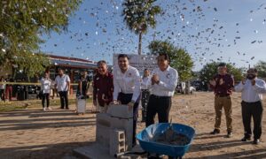 El presidente municipal sigue cumpliendo compromisos; coloca la primera piedra de nuevo taller y aulas del CBTIS 135