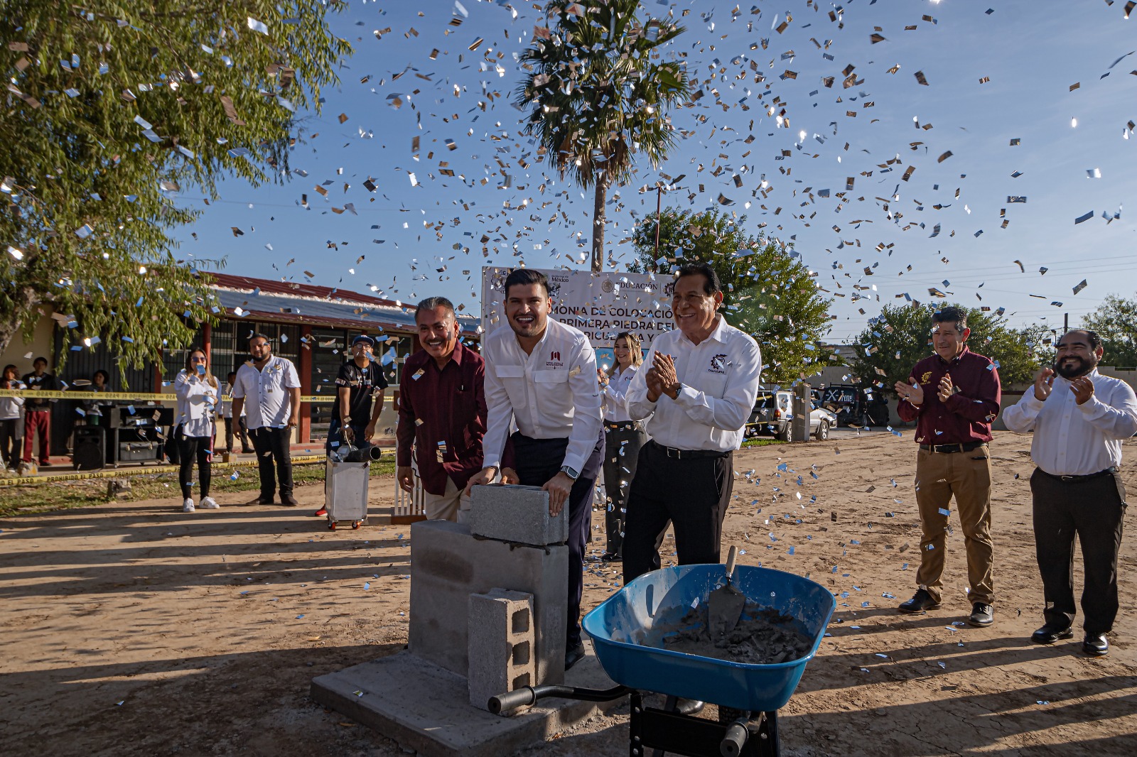 El presidente municipal sigue cumpliendo compromisos; coloca la primera piedra de nuevo taller y aulas del CBTIS 135