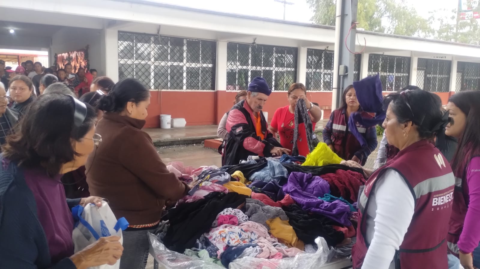 Resultan beneficiadas 200 personas en el programa municipal "Abrigando Corazones".